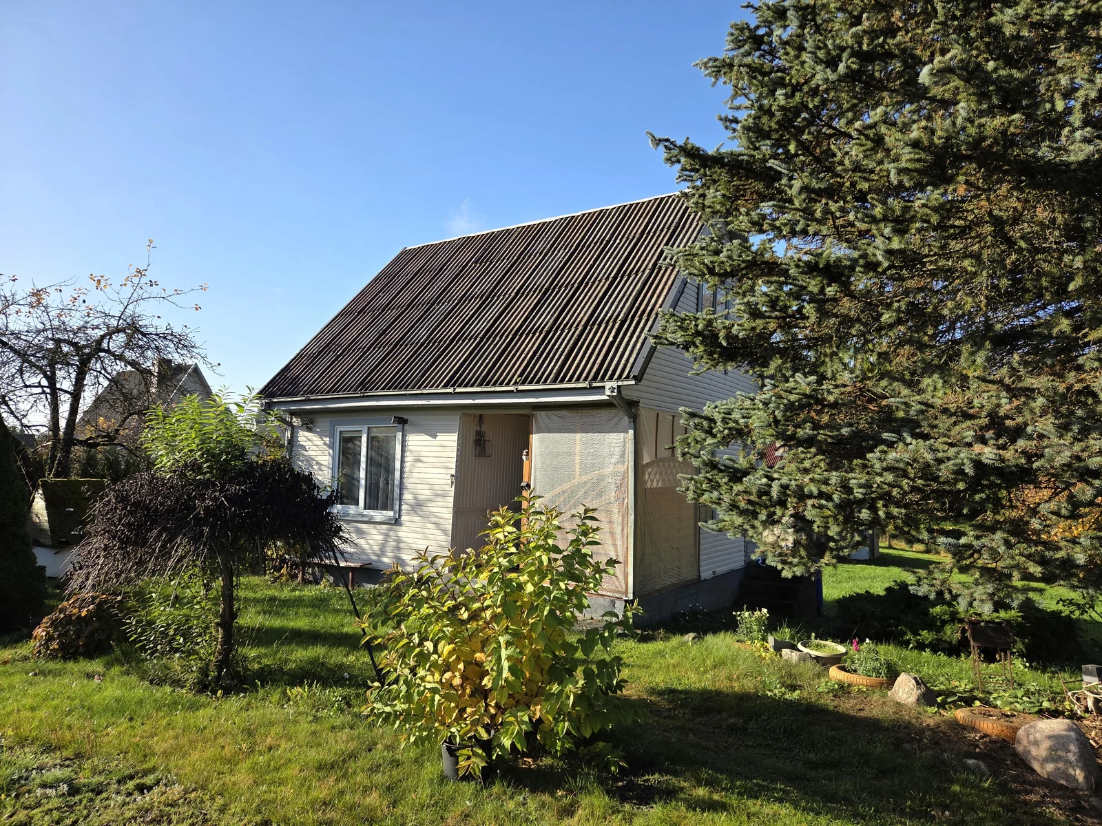 Sodo namas Utenos r. sav., Vosgėliuose, Lakštingalų g. – nuotrauka 1